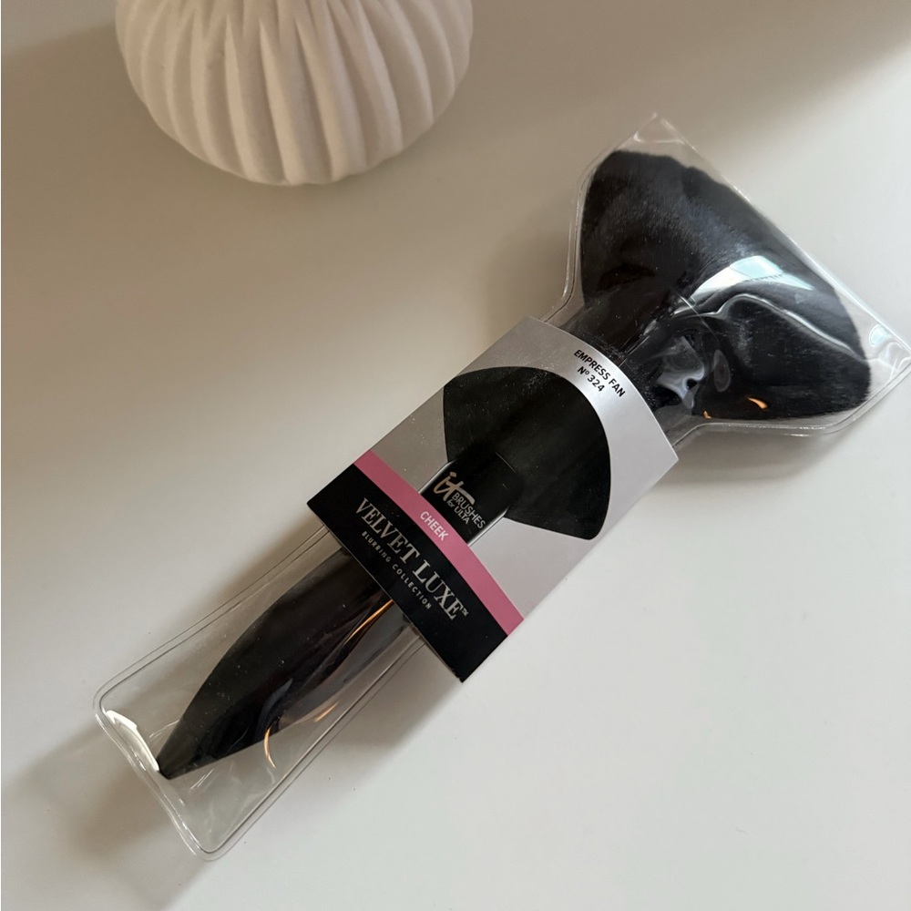 It Cosmetics VELVET LUXE THE EMPRESS FAN BRUSH #324